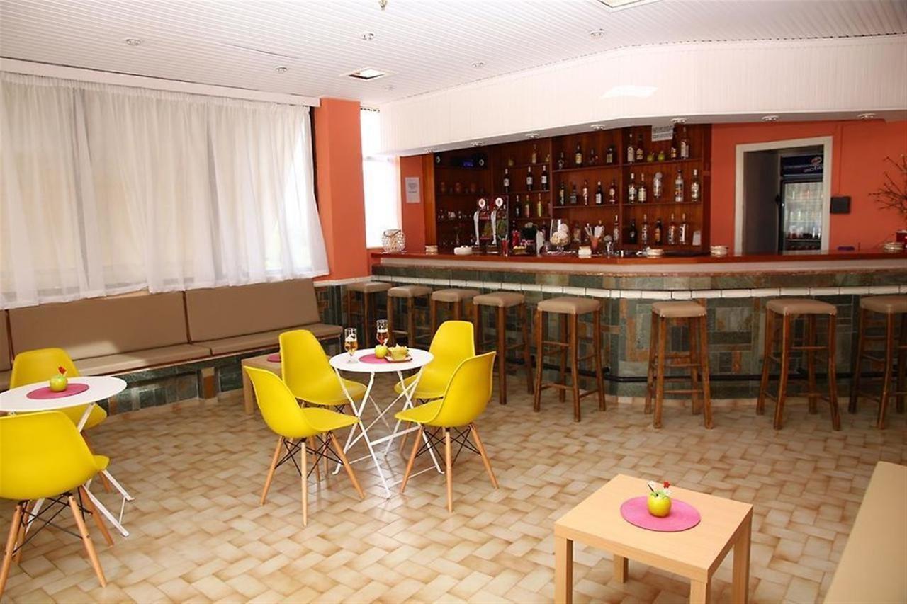 Triton Garden Hotel Малиа Екстериор снимка